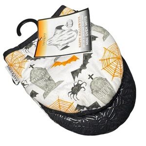 Mint & Ivy Halloween Silicone
Grip Mini Oven Mitts Tombstones Spiderwebs